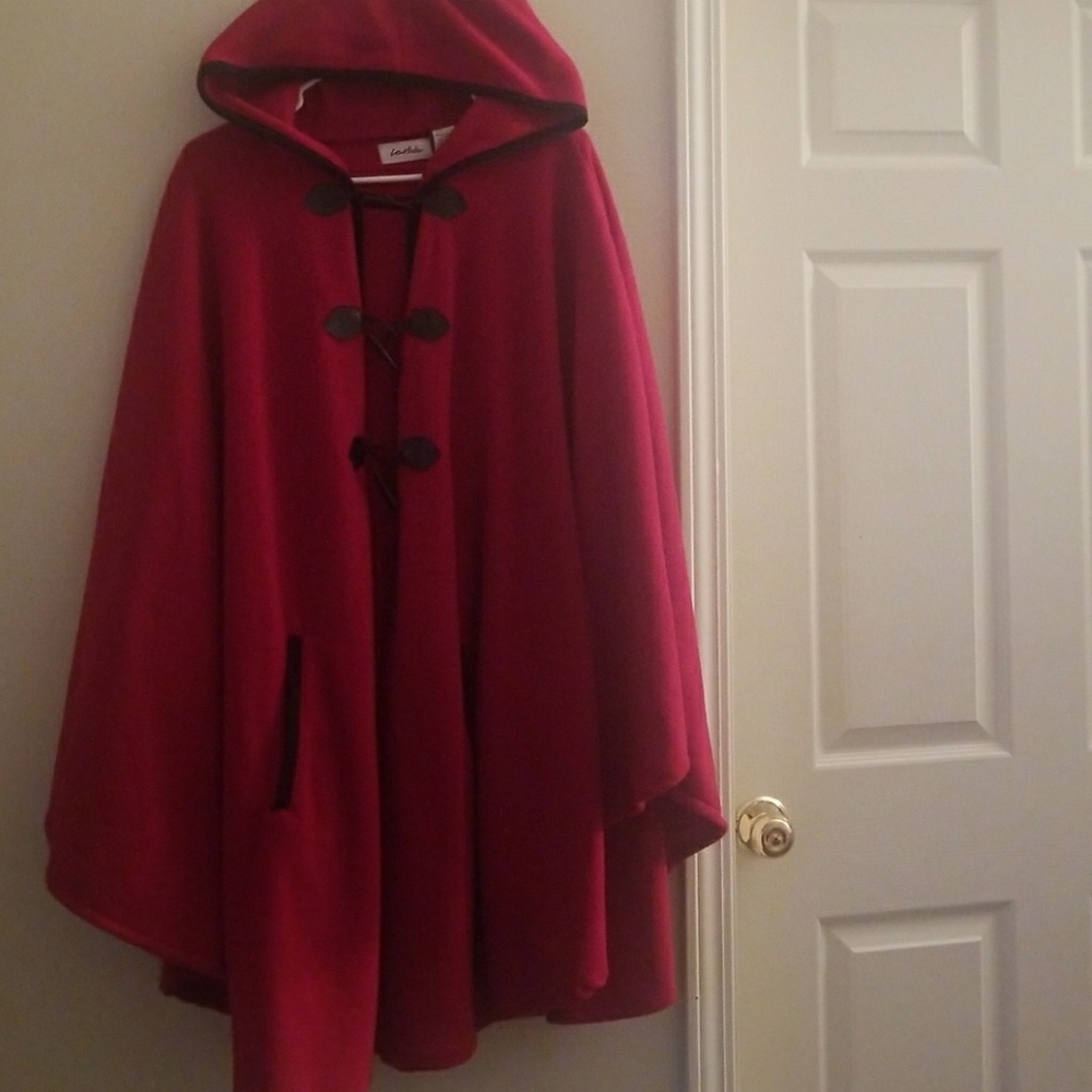 Hooded heavy cape